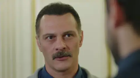 ¡Onur descubre a Muzaffer! Él forma parte del secuestro de Emre ¡Onur descubre a Muzaffer! Él forma parte del secuestro de Emre