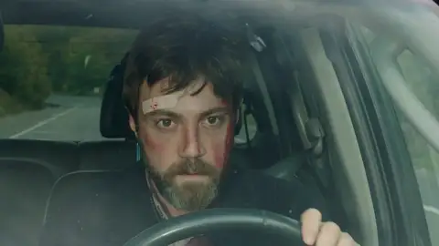 ¡Ahmet sigue vivo! A pesar del fuerte golpe, los persigue por la carretera poniéndose en peligro ¡Ahmet sigue vivo! A pesar del fuerte golpe, los persigue por la carretera poniéndose en peligro