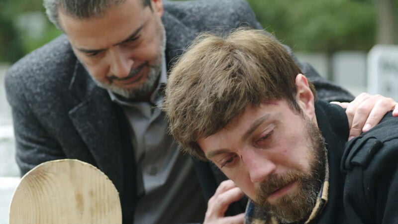 Ahmet llora desconsolado la muerte de su padre y jura vengarse