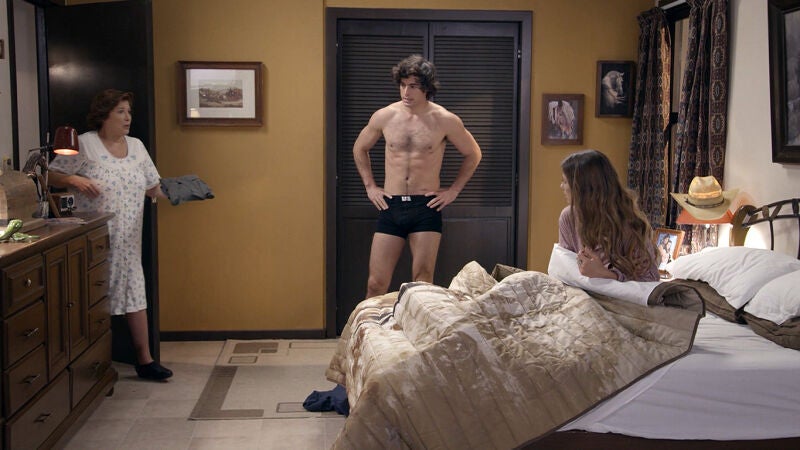 Valeria se repone de sus heridas en la habitación de Mateo sin que él lo sepa