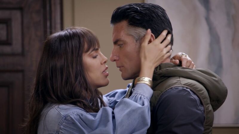 Sabina y Leonel a punto de caer en la tentación