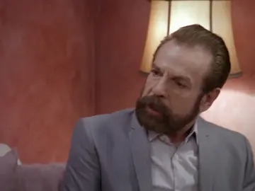 Arón se niega a ayudar a Esmeralda en la búsqueda de su hijo Arón se niega a ayudar a Esmeralda en la búsqueda de su hijo