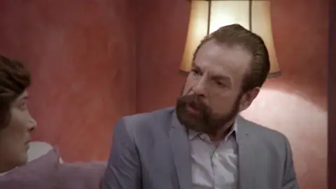 Arón se niega a ayudar a Esmeralda en la búsqueda de su hijo Arón se niega a ayudar a Esmeralda en la búsqueda de su hijo