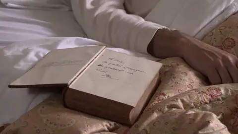 La extraña dedicatoria de Max que ilumina al Padre Brown La extraña dedicatoria de Max que ilumina al Padre Brown