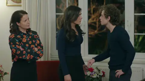 Emre se niega a compartir techo con Muzaffer, arruinando los planes de futuro de su madre Emre se niega a compartir techo con Muzaffer, arruinando los planes de futuro de su madre