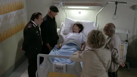 El capitán se lleva a Natalina tras una descarga eléctrica El capitán se lleva a Natalina tras una descarga eléctrica