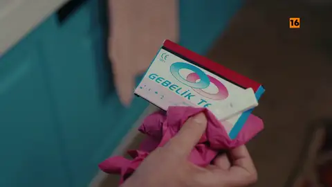 Halise se queda sola y aparece un test de embarazo. El sábado a las 22:00 horas, nuevo capítulo de 'La hija del embajador' Halise se queda sola y aparece un test de embarazo. El sábado a las 22:00 horas, nuevo capítulo de 'La hija del embajador'