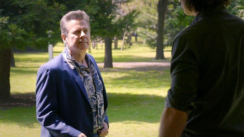 Artemio, el padre de Sandy, amenaza seriamente a Mateo