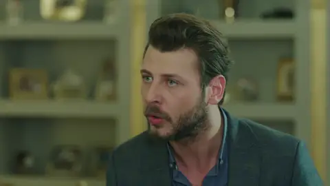 A pesar de las advertencias de Onur, Kartal consigue su primer objetivo: llevar a la empresa a la banca rota A pesar de las advertencias de Onur, Kartal consigue su primer objetivo: llevar a la empresa a la banca rota