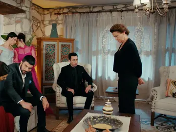 Halise se enfrenta a toda su familia por su afán protector, quedándose sola para siempre Halise se enfrenta a toda su familia por su afán protector, quedándose sola para siempre