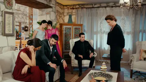 Halise se enfrenta a toda su familia por su afán protector, quedándose sola para siempre Halise se enfrenta a toda su familia por su afán protector, quedándose sola para siempre