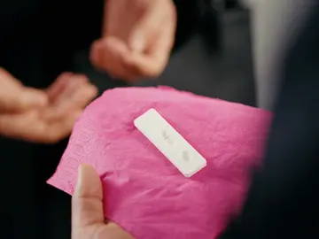 Halise se interpone entre Sancar, Mavi y la noticia del embarazo Halise se interpone entre Sancar, Mavi y la noticia del embarazo