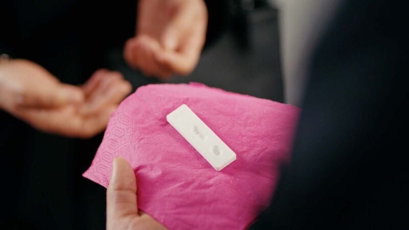 Halise se interpone entre Sancar, Mavi y la noticia del embarazo