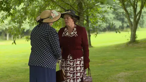 La señora McCarthy y una amiga Padre Brown