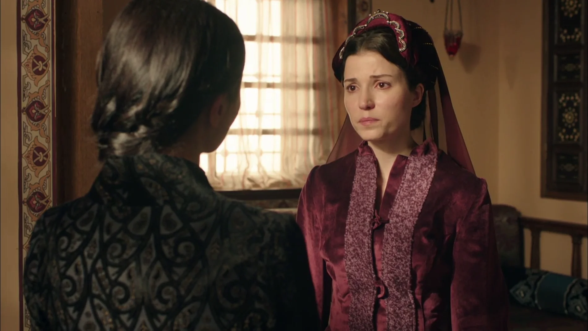 Athysa acusa a su hermana Sah de ir en su contra y de no hacerle frente a Hürren