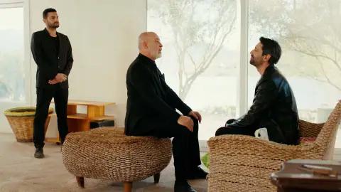 Güven, asustado por las pruebas de Sedat contra él, intenta hacerle salir del país Güven, asustado por las pruebas de Sedat contra él, intenta hacerle salir del país