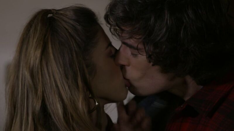 Valeria y Mateo se besan tras una intensa conversación