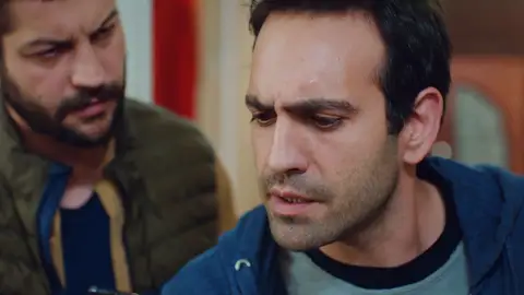 Demir, espantado, recibe las órdenes para salvar a Öykü, Candan y Sevgi de su cautiverio Demir, espantado, recibe las órdenes para salvar a Öykü, Candan y Sevgi de su cautiverio