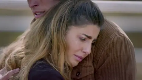 Mateo se convierte en el único consuelo de Valeria: "Tranquila, todo va a salir bien" Mateo se convierte en el único consuelo de Valeria: "Tranquila, todo va a salir bien"