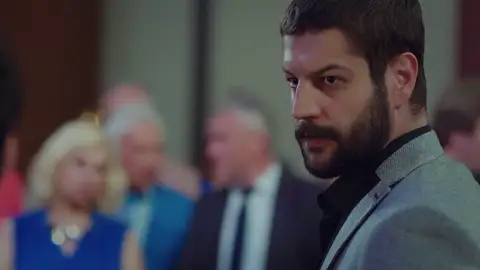 Cemal salva a Demir de su condena:“Le prometí a tu hija que volverías” Cemal salva a Demir de su condena:“Le prometí a tu hija que volverías”