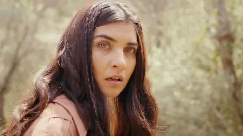 ¡Mavi se pone de parto en el bosque mientras huye de Sedat! ¡Mavi se pone de parto en el bosque mientras huye de Sedat!