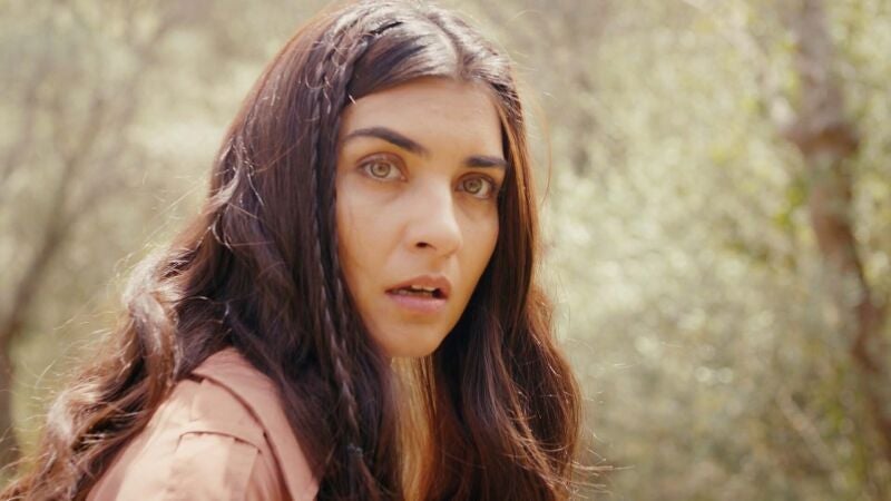 ¡Mavi se pone de parto en el bosque mientras huye de Sedat!