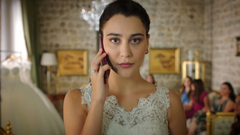 Hande recibe por fin la llamada de Ferit que le deja un mensaje rotundo sobre su boda