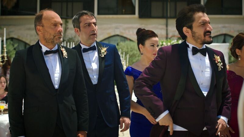 La llegada de Ferit y Ayse vestidos de boda a la ceremonia provoca un shock entre todos los asistentes