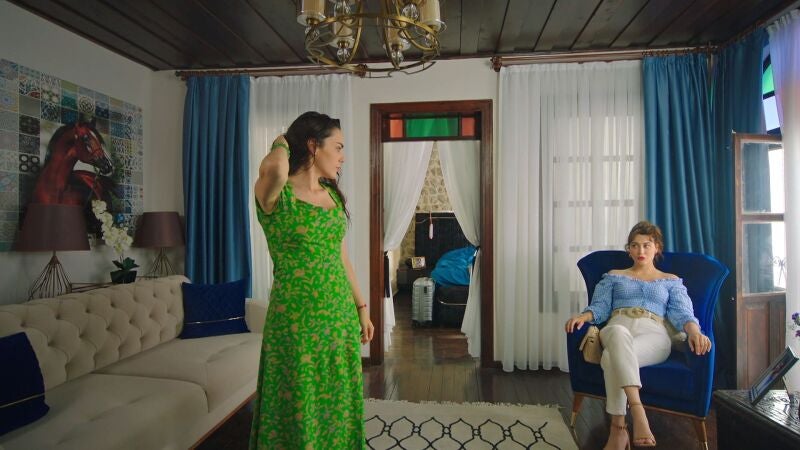 Hande se cuela en el apartamento de Ferit y se enfrenta a Ayse