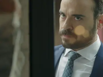 Cemal sigue insistiendo en que Nefise le cuente la verdad a Muzaffer Cemal sigue insistiendo en que Nefise le cuente la verdad a Muzaffer