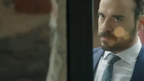 Cemal sigue insistiendo en que Nefise le cuente la verdad a Muzaffer Cemal sigue insistiendo en que Nefise le cuente la verdad a Muzaffer