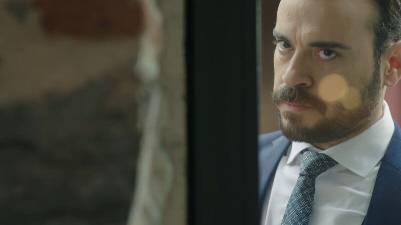 Cemal sigue insistiendo en que Nefise le cuente la verdad a Muzaffer