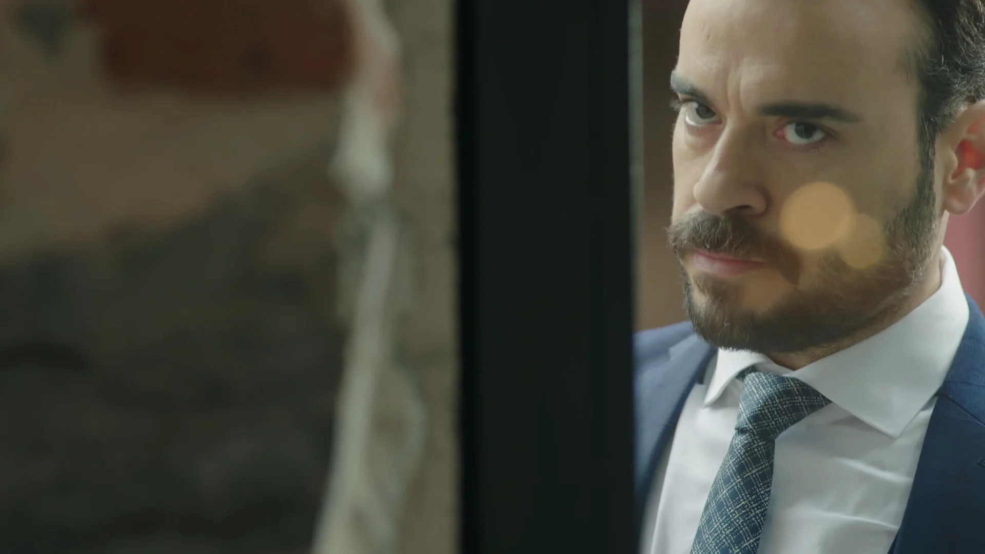 Cemal sigue insistiendo en que Nefise le cuente la verdad a Muzaffer