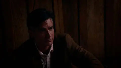 Valeria acorrala a Leonel a punta de pistola reclamando justicia por Remi Valeria acorrala a Leonel a punta de pistola reclamando justicia por Remi