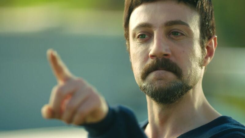 Ahmet quiere vengarse definitivamente de Zeynep y cae en una trampa