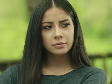 Zeynep, pensativa Zeynep, pensativa