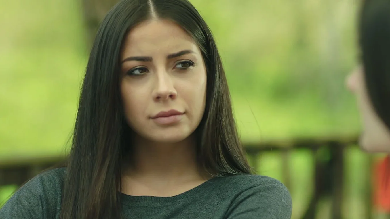 Zeynep, pensativa Alas rotas