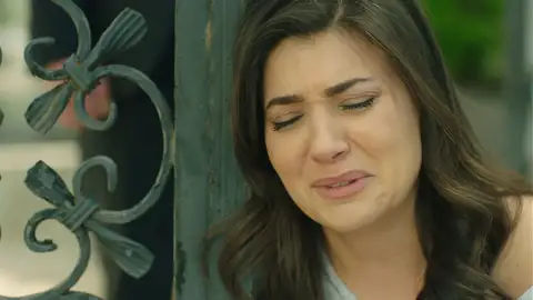 Nefise, rota de dolor tras el fuerte encontronazo entre Emre y Musaffer Nefise, rota de dolor tras el fuerte encontronazo entre Emre y Musaffer