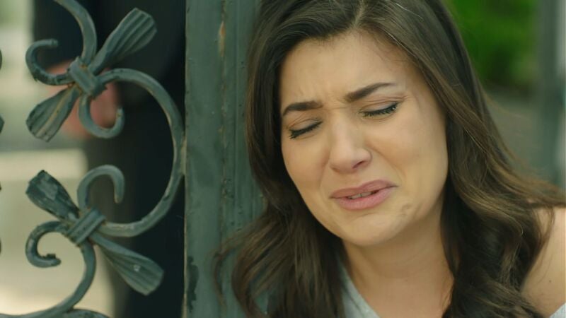 Nefise, rota de dolor tras el fuerte encontronazo entre Emre y Musaffer