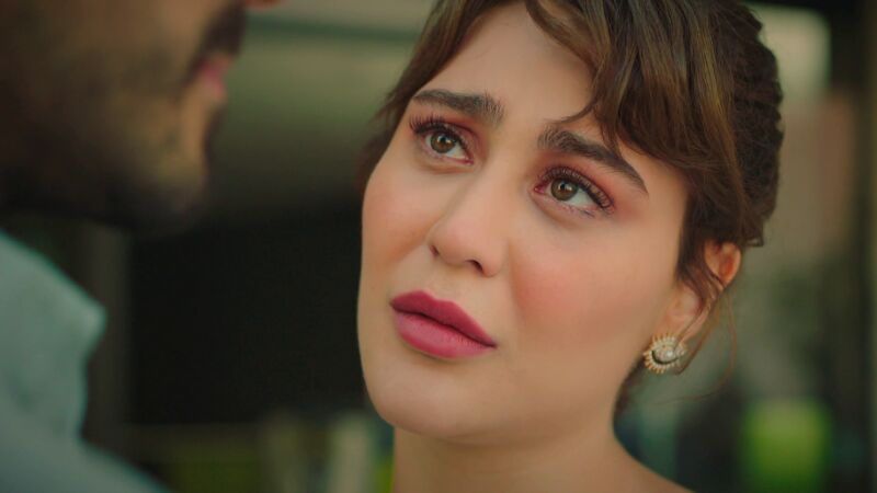 Hande cambia de estrategia para reconquistar a Ferit y le entrega su anillo de prometida