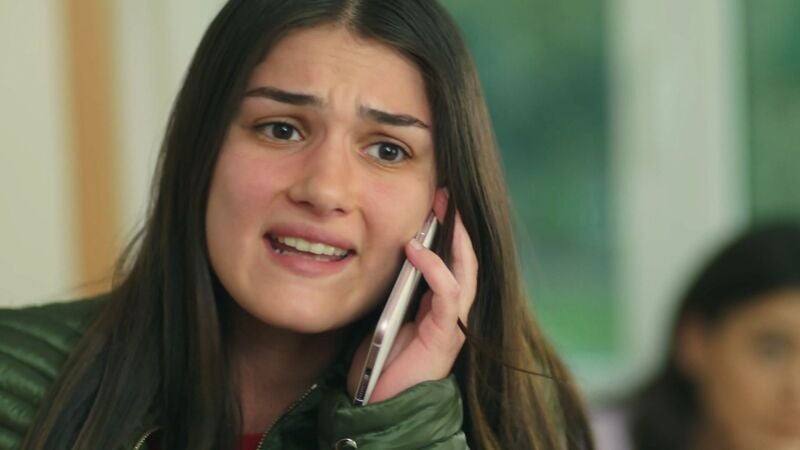 Cemre le pone las cosas claras a su hermano Emre después de ver cómo trata a su madre