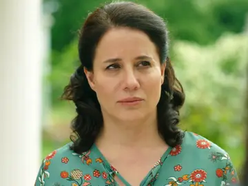 La tía de Zeynep y Cemre La tía de Zeynep y Cemre