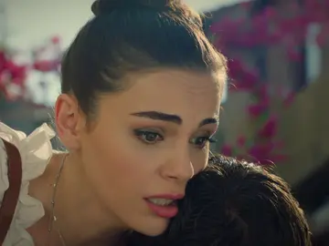 Ayse, en shock: Baha llega por sorpresa y se desmaya entre sus brazos Ayse, en shock: Baha llega por sorpresa y se desmaya entre sus brazos