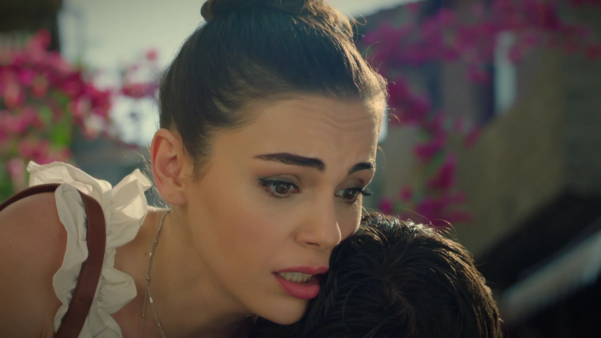 Ayse, en shock: Baha llega por sorpresa y se desmaya entre sus brazos Ayse, en shock: Baha llega por sorpresa y se desmaya entre sus brazos
