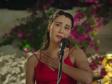 ¡Borracha y cantándole a Ferit!: el bochornoso momento de Hande delante de todos ¡Borracha y cantándole a Ferit!: el bochornoso momento de Hande delante de todos