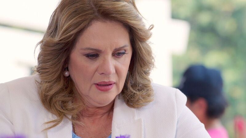 El mal trago de Carmen cuando las amigas le enseñan un vídeo muy comprometido de su marido Heriberto