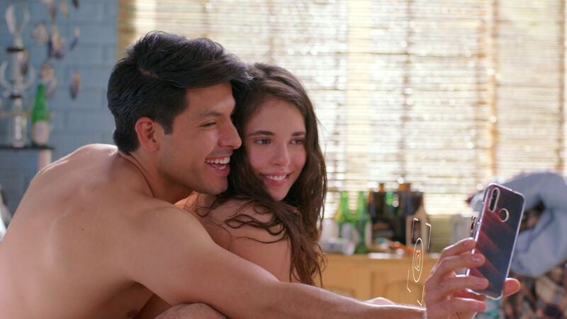 Mariluz confía en la palabra de su novio Eleazar y acepta que él le haga una fotos íntimas