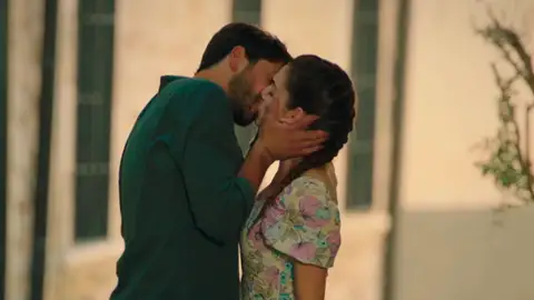 Ferit se lanza y besa a Ayse ante la atónita mirada de Baha Ferit se lanza y besa a Ayse ante la atónita mirada de Baha