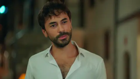 Ferit defiende su matrimonio con Ayse y muestra a su madre el contrato que firmaron Ferit defiende su matrimonio con Ayse y muestra a su madre el contrato que firmaron