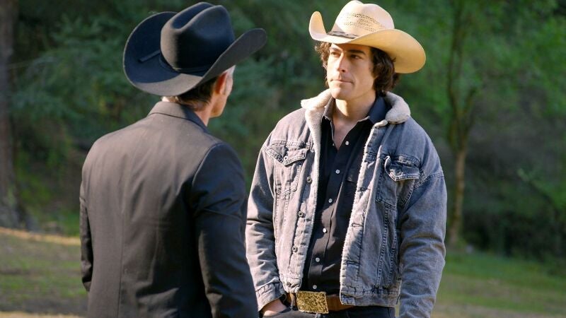 Mateo le tiende una mano a Leonel tras la muerte de su madre